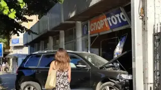 Кола влезе в тотопункт на оживен булевард във Варна Снимки