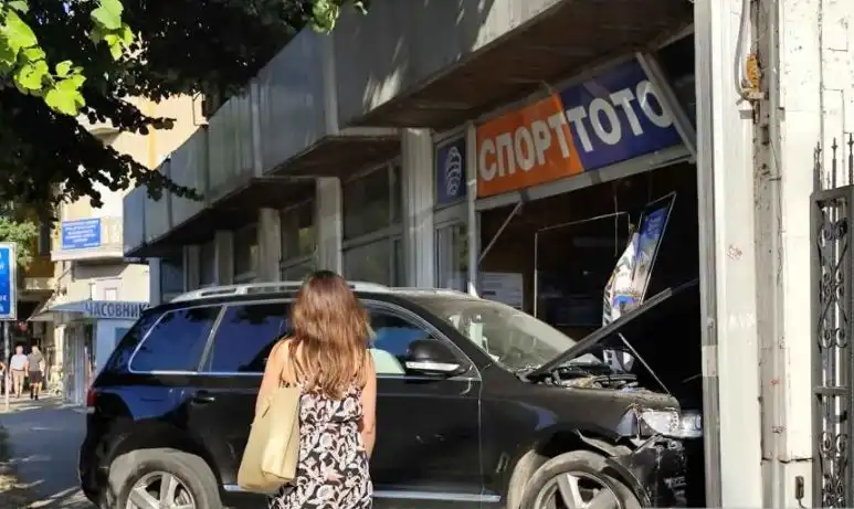 Кола влезе в тотопункт на оживен булевард във Варна Снимки