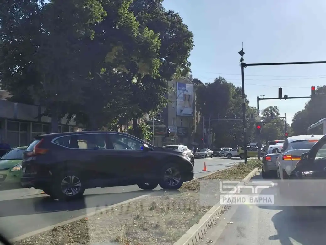 Кола влезе в тотопункт на оживен булевард във Варна Снимки