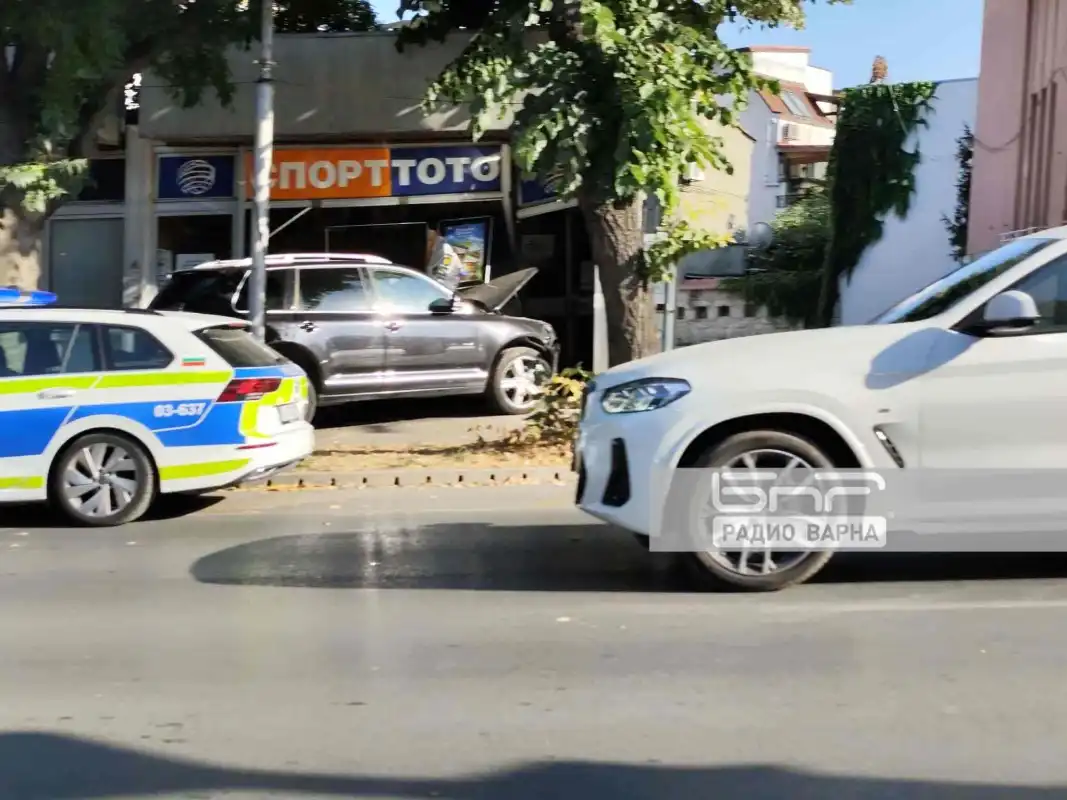 Кола влезе в тотопункт на оживен булевард във Варна Снимки