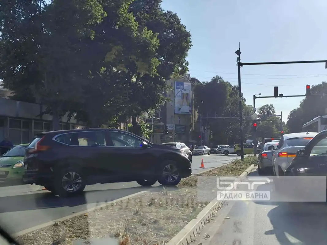 Кола влезе в тотопункт на оживен булевард във Варна Снимки