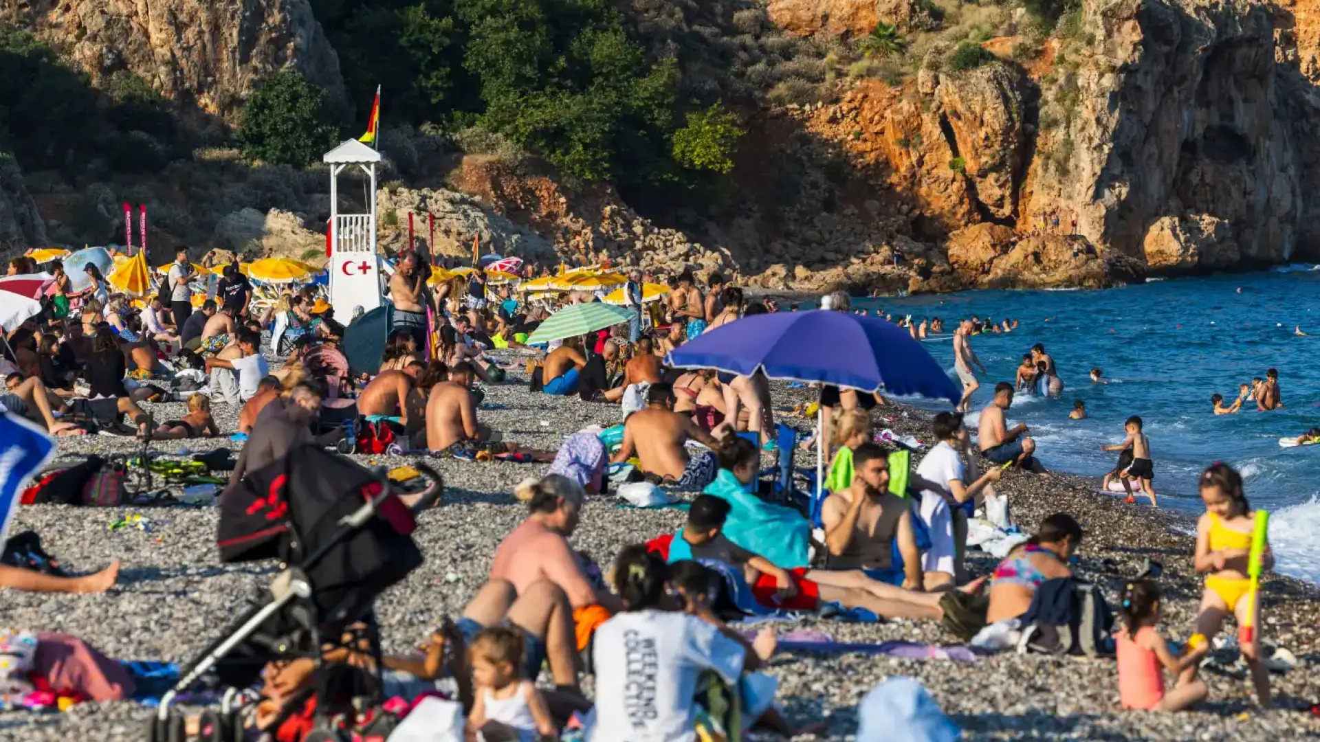 Турските курорти пламнаха от вируси, един от тях невиждан у нас от век