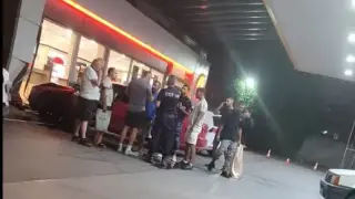 Извънредно в БЛИЦ! Лъскава кола се заби в бензиностанция след зрелищен екшън в София Видео