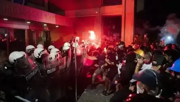 След погрома в Нови Сад - Вучич се репчи на Брюксел: Не се страхувам от вас, ни най-малко!