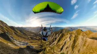 Като на филм: Парапланерист се оплете в електропроводи, прекъсна тока на...