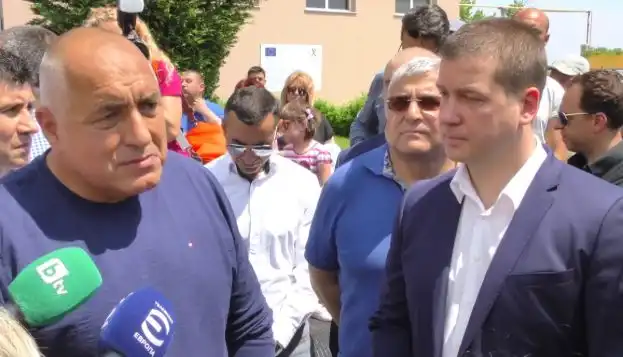Човек на Борисов захвърли костюма и ето какви ги свърши навръх Съединението Снимки