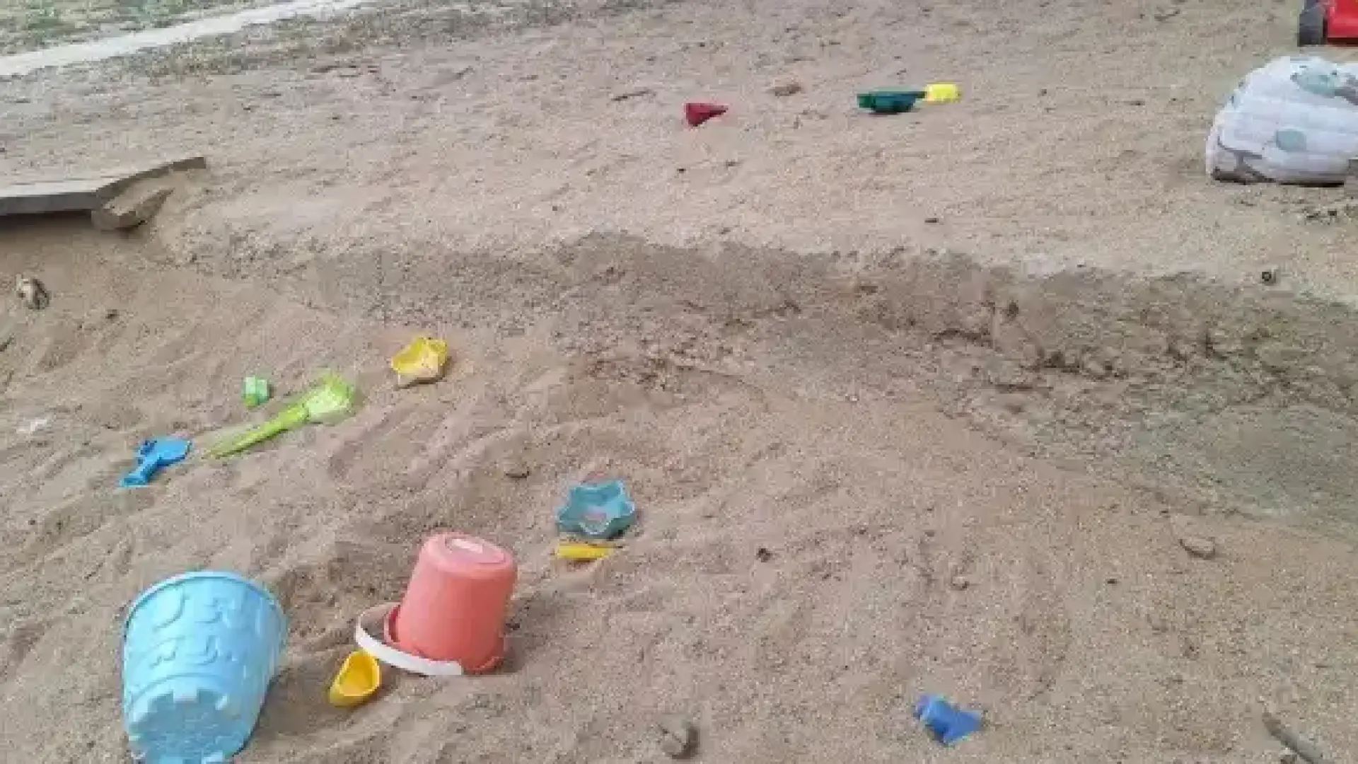 Родители настръхнаха: Пирони и мизерия на площадка в София, дете пострада