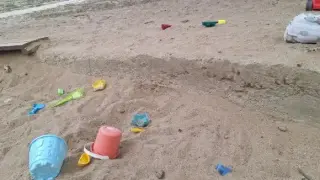 Родители настръхнаха: Пирони и мизерия на площадка в София, дете пострада