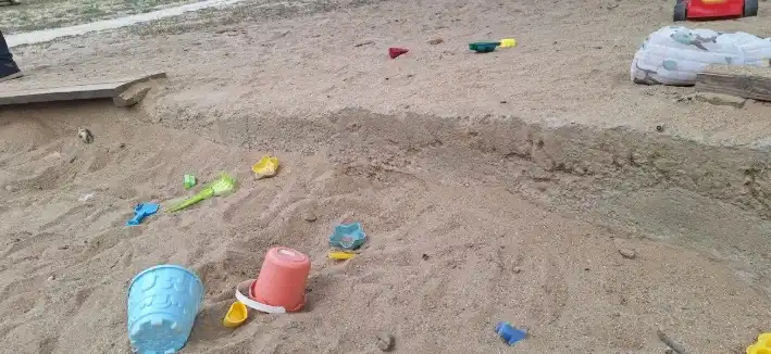 Родители настръхнаха: Пирони и мизерия на площадка в София, дете пострада