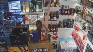 Хванаха млада дама да гепи уиски от магазин ВИДЕО
