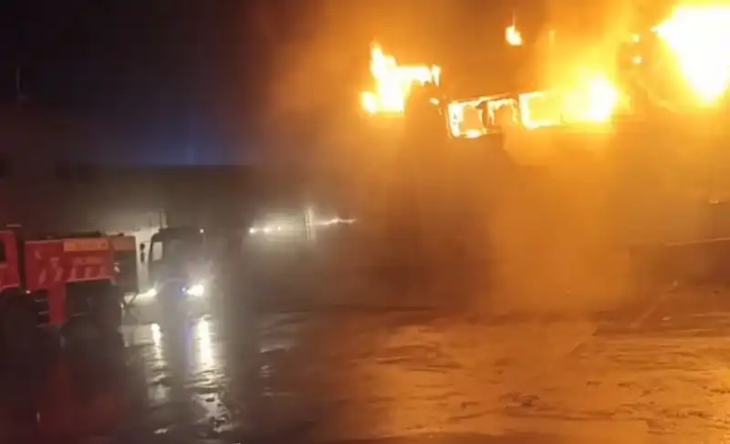 Голям пожар във фабрика в РСМ, ранени са десетки! Видео