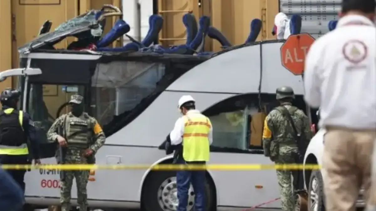 Много загинали и ранени при сблъсък на влак с автобус в Мексико Видео