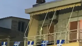 Секс на покрива шокира нашенски туристи на гръцкото море Снимка 18+