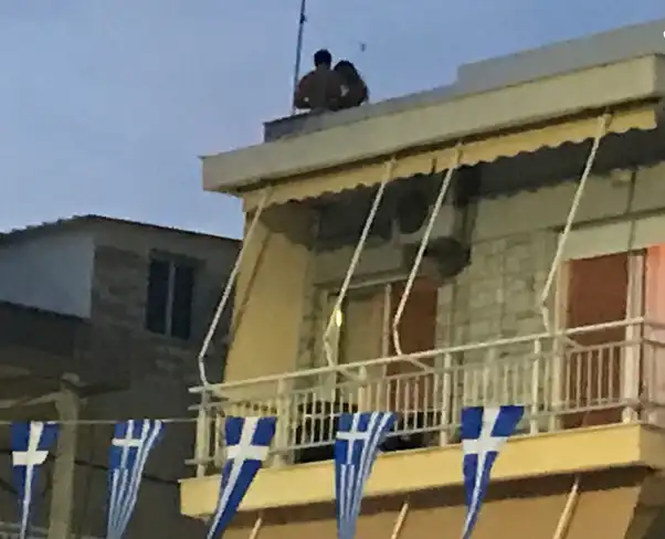 Секс на покрива шокира нашенски туристи на гръцкото море Снимка 18+