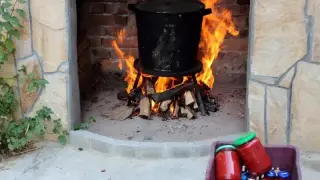 Стопани подпалиха дома си в наше село, докато варят лютеница