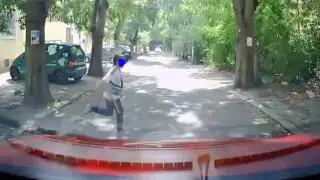 На косъм от трагедия: Дете изскочи пред кола, а шофьорът... Видео