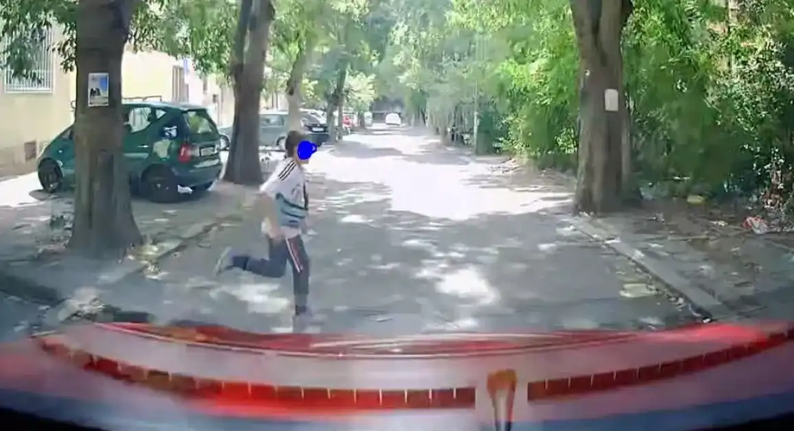 На косъм от трагедия: Дете изскочи пред кола, а шофьорът... Видео