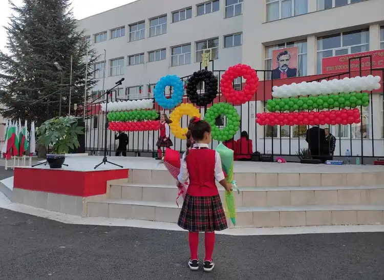 Гурбетчиите си взеха децата: Стотици първолаци по-малко