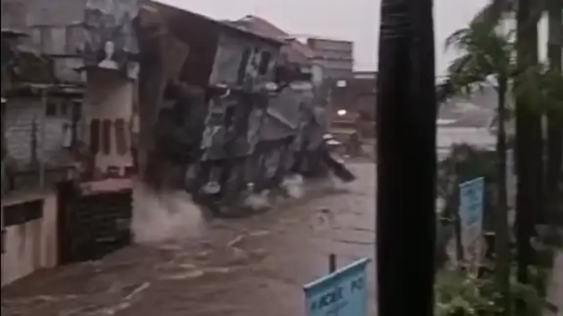 Воден апокалипсис в мечтан курорт, има жертви и много изчезнали Видео