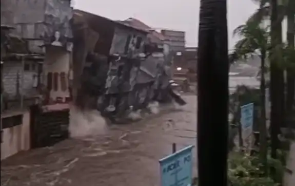 Воден апокалипсис в мечтан курорт, има жертви и много изчезнали Видео