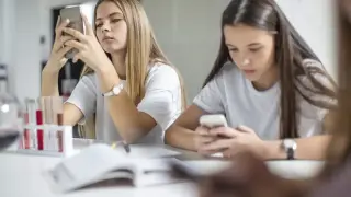Важно за учениците и мобилните им телефони, ето кога няма да ги пипат