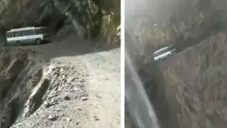 Шофьор на автобус на това място е една от най-опасните професии в света Видео
