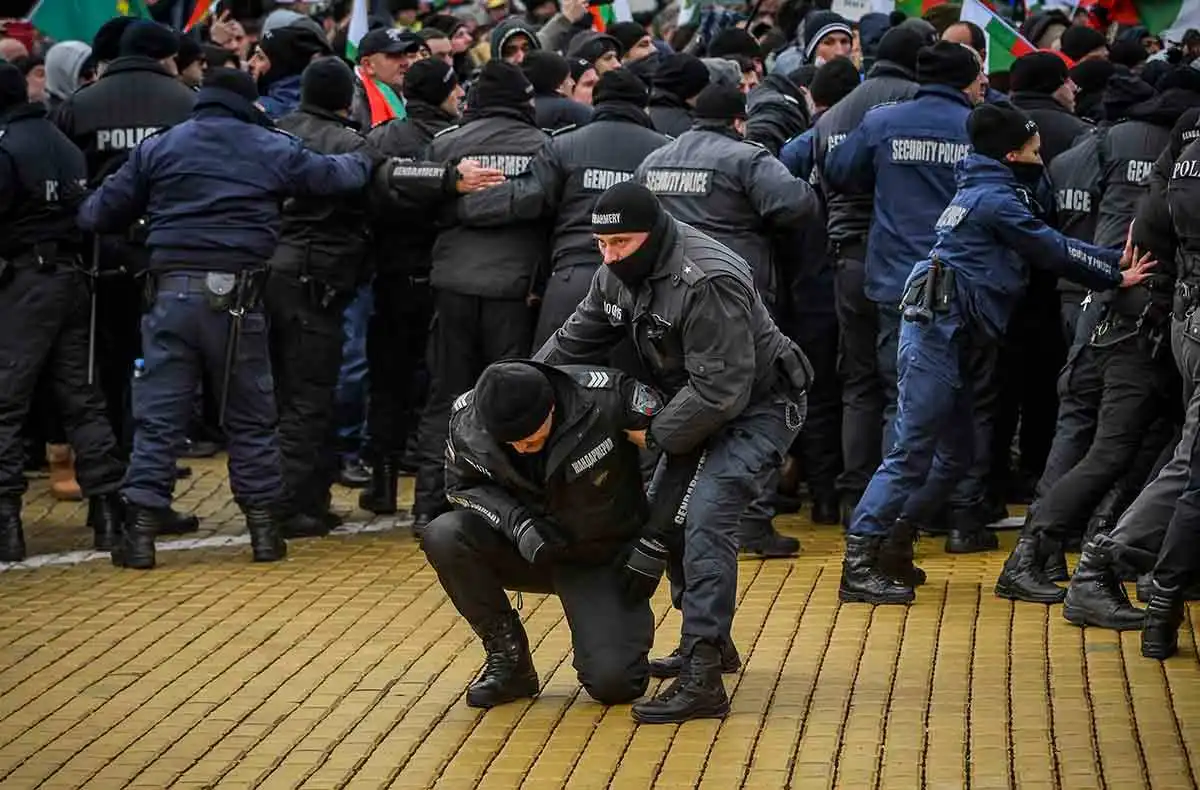 Любен Дилов: Мечтая полицията отново да има право да бие!