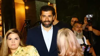 Благомир Коцев влезе в съда усмихнат, но с белезници! Кирил Петков го посрещна ухилен като зелка Снимки