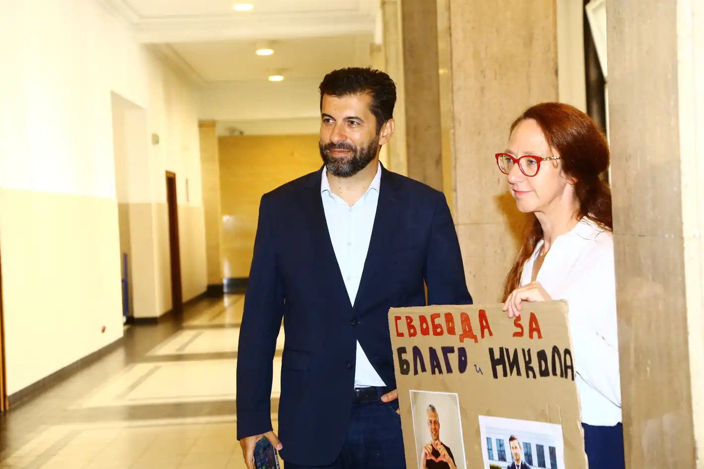 Благомир Коцев влезе в съда усмихнат, но с белезници! Кирил Петков го посрещна ухилен като зелка Снимки