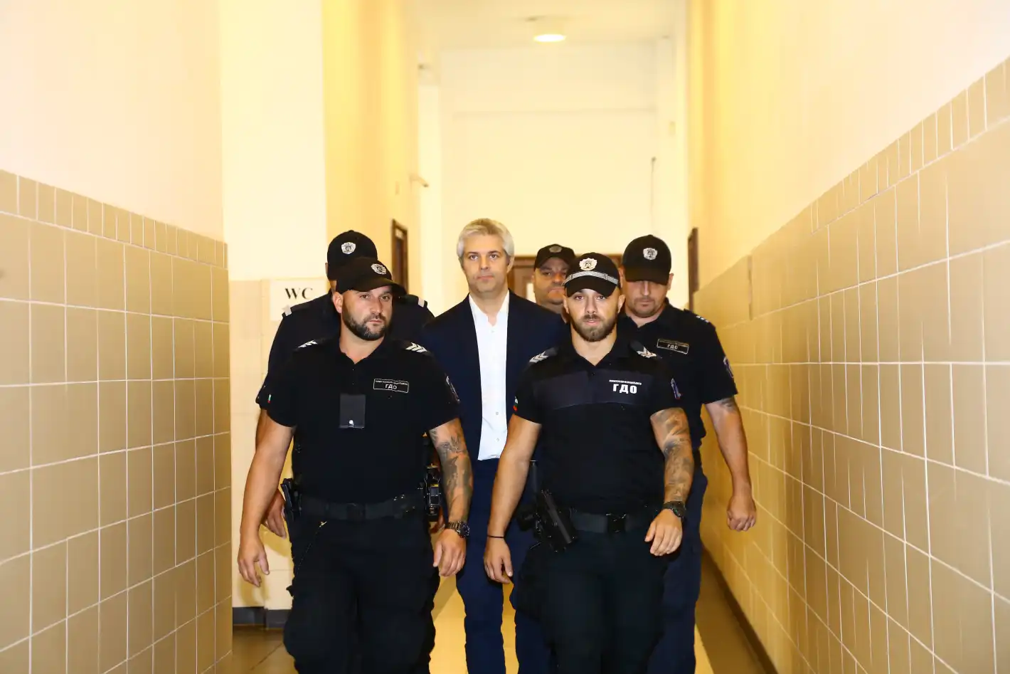Благомир Коцев влезе в съда усмихнат, но с белезници! Кирил Петков го посрещна ухилен като зелка Снимки