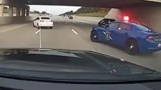 Зрелищни Видеа: Полицаи показаха начин да хванат всеки нарушител на пътя