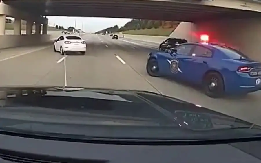 Зрелищни Видеа: Полицаи показаха начин да хванат всеки нарушител на пътя