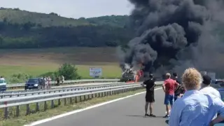 Първи снимки и видео от огнения ад с камиона на АМ "Струма"
