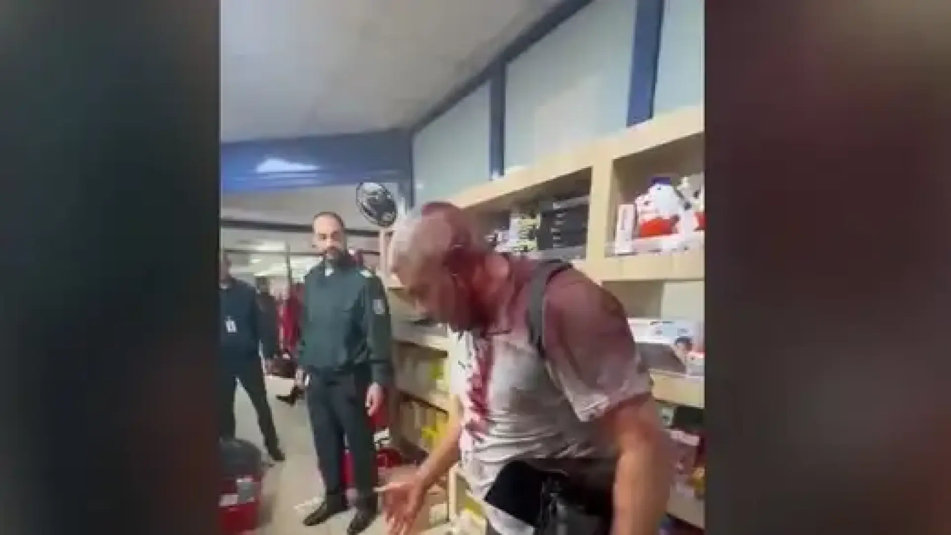 Брутален бой на летището в София, мъж е целият в кръв, главата му е разбита Видео 18+