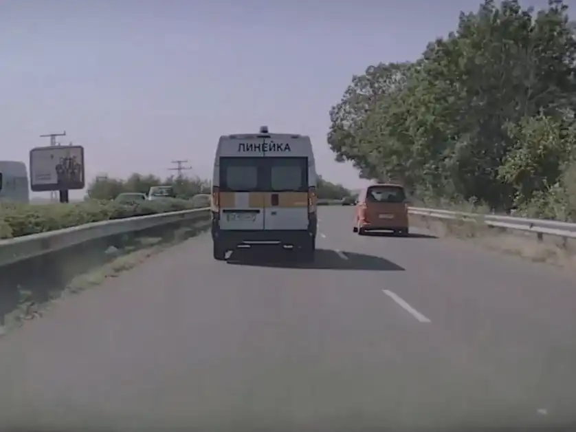 Глупаво поведение: Нервен шофьор с просташка изцепка с линейка Видео