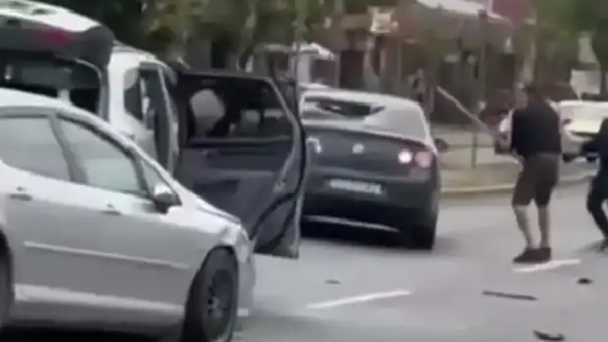 Мъже се налагат като обезумели след бясна гонка на пътя! Един падна на земята и...
