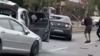 Мъже се налагат като обезумели след бясна гонка на пътя! Един падна на земята и...