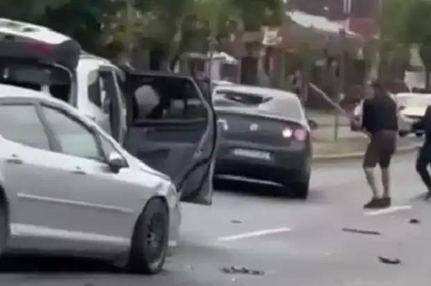 Мъже се налагат като обезумели след бясна гонка на пътя! Един падна на земята и...