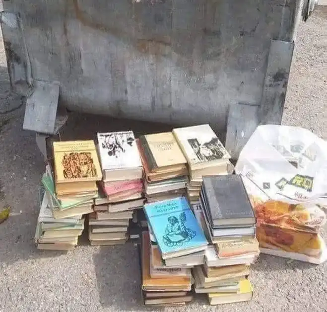 Варненец бърка яко по кофите за боклук, причината ще ви остави без думи