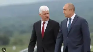Резил! Скрит поклонник на Доган обслужи началника си Радев