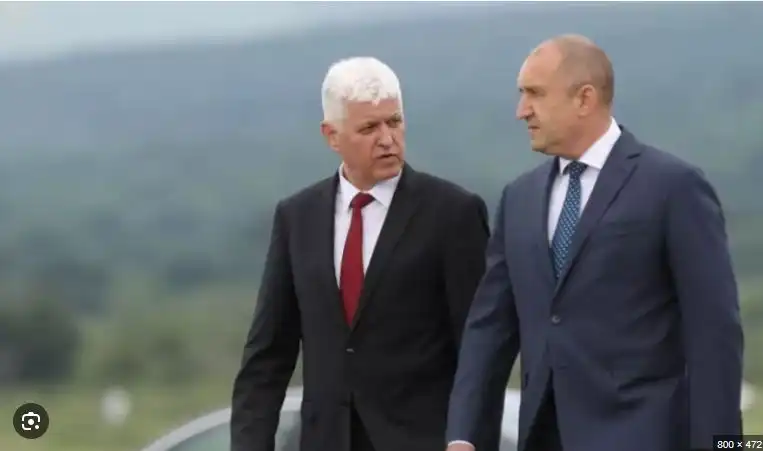 Резил! Скрит поклонник на Доган обслужи началника си Радев