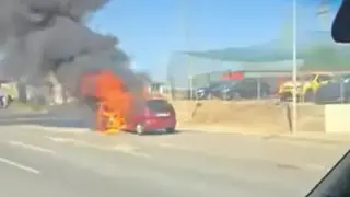 Огнен ад на "Цариградско шосе" в София, кола изгоря до основи Видео