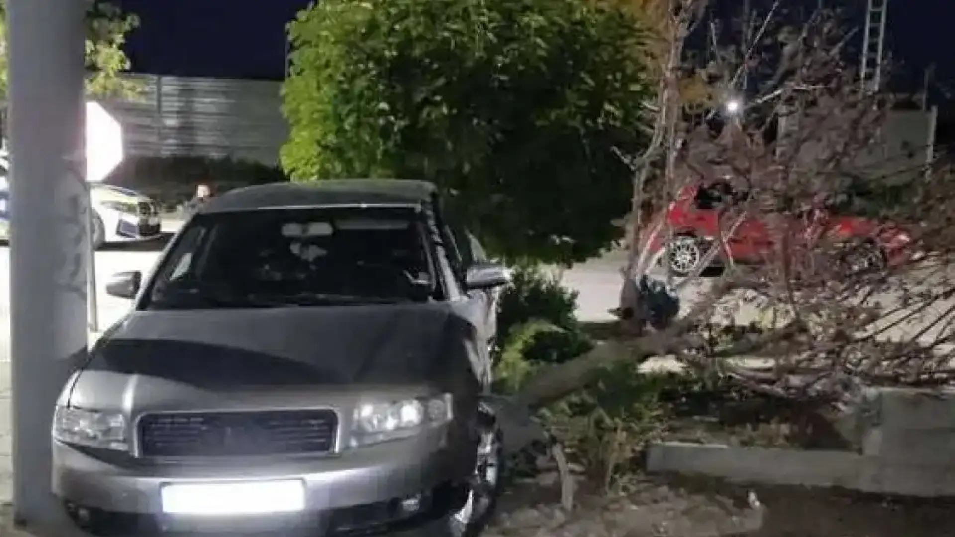 Бесен екшън: Джигит бяга от ченгетата, взима на таран полицейско управление в Хитрино