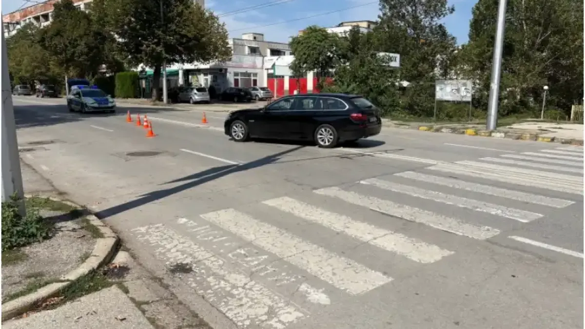 БМВ блъсна мъж на зебра във Враца, влачи го 10 м Снимки