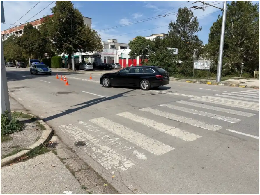 БМВ блъсна мъж на зебра във Враца, влачи го 10 м Снимки