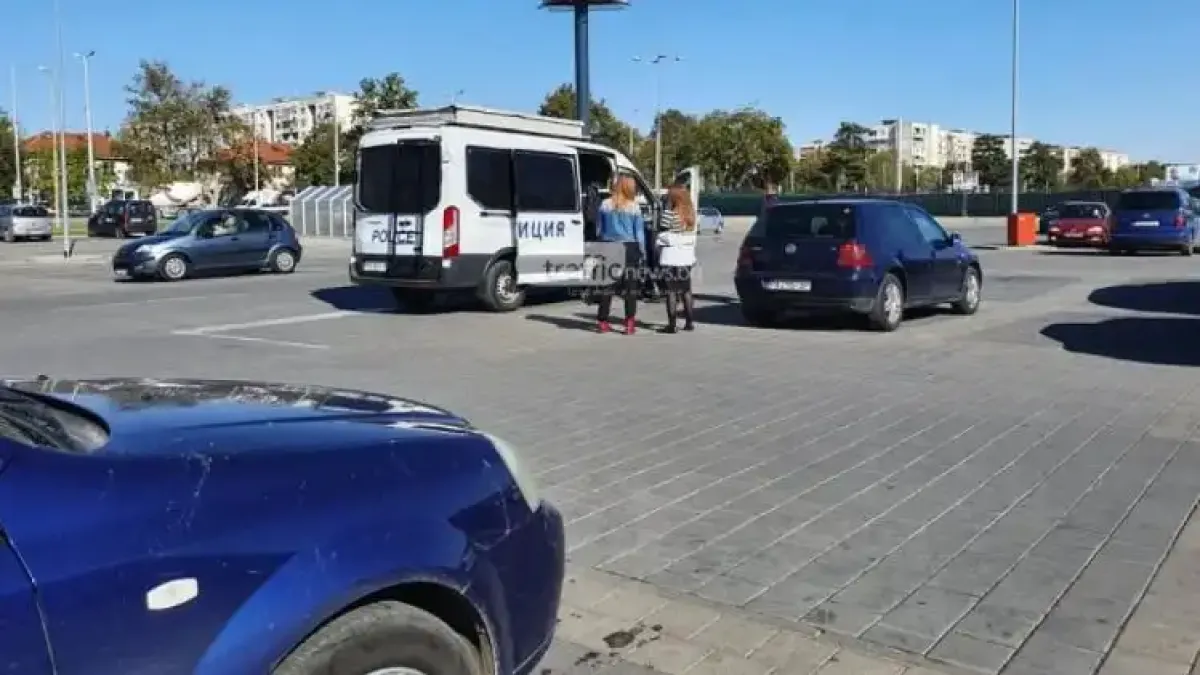 Гол до кръста, подивял мъж нападна служители и клиенти на голям магазин в Пловдив