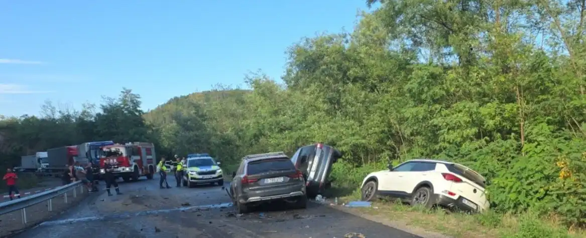 Първи брутални снимки от касапницата с 2 трупа в Прохода на Републиката! Виновен за мелето се оказа...