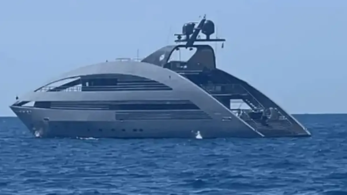 Гигантски кораб с мистериозен силует е заснет в морето: загадка на хоризонта Снимки
