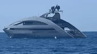 Гигантски кораб с мистериозен силует е заснет в морето: загадка на хоризонта Снимки