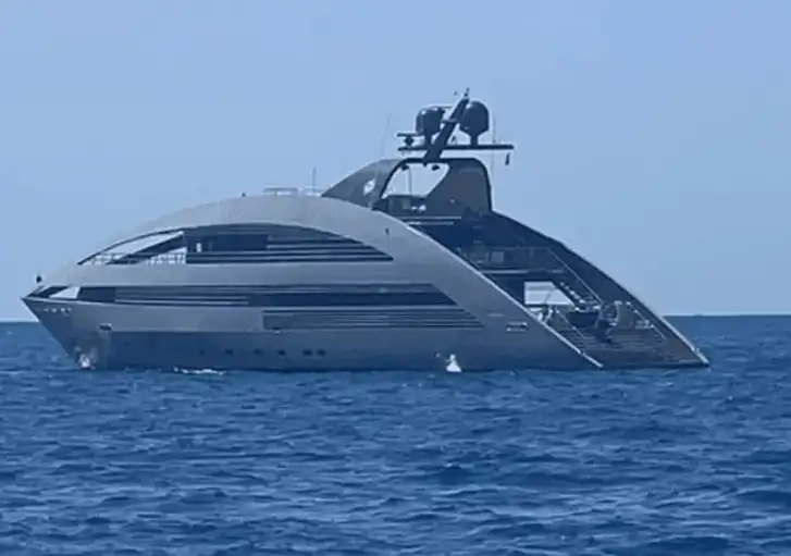 Гигантски кораб с мистериозен силует е заснет в морето: загадка на хоризонта Снимки